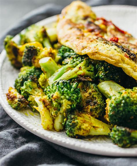 My husband loves omelettes and nothing makes him happier. Curried omelette with broccoli and sun-dried tomatoes - savory tooth