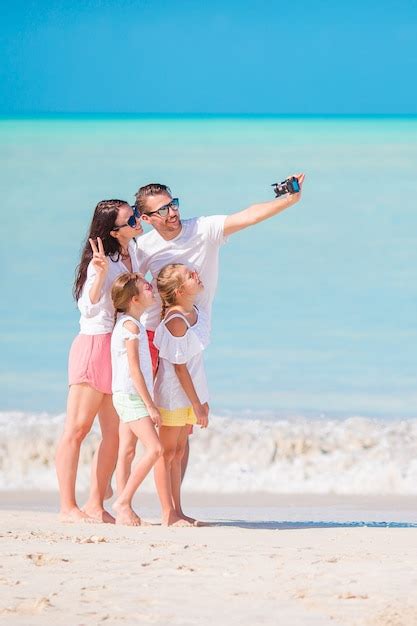 Familia Tomando Una Foto Selfie En La Playa Vacaciones Familiares En