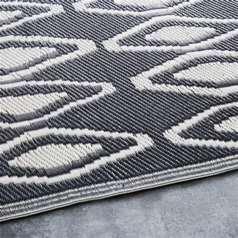 Polypropylen ist eine besonders preiswerte kunstfaser und wird zu einem immer größeren anteil bei der heutigen teppichherstellung verwendet. Outdoor-Teppich aus Polypropylen, schwarz und weiß 180x270 ...