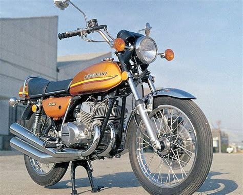 En 1973, kawasaki produit un trail 350 cm3 monocylindre deux temps à distributeur rotatif appelé big horn. Kawasaki S2 350 (1973-74) - MotorcycleSpecifications.com
