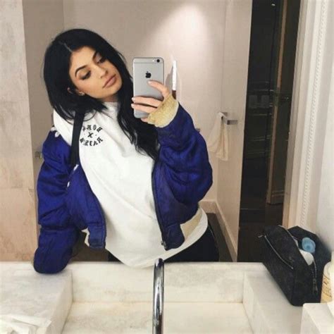 Top Kylie Jenner White T Shirt Wheretoget