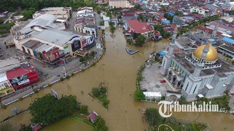 Rumah banjar adalah rumah adat dari daerah kalimantan, khususnya kalimantan 7 jenis rumah adat banjar dari kalimantan selatan. PARADE FOTO: 10 Potret Udara Banjir yang Melumpuhkan Kota ...