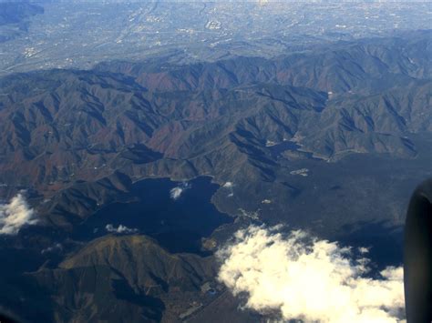 飛行機 窓 構造 oleh luye diposting pada januari 9, 2021 客室側の窓は 外側からストレッチ アクリル板 注 26 や非ストレッチのアクリル板 それにポリカーボネート板という合計3枚 あいだを空けてシール材と共に外板の窓枠に止められており 2 外側の2枚のいずれか1枚. 飛行機からの眺め - クラリネット記別荘