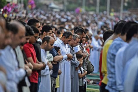 Maka apabila matahari sudah terbit, berhentilah dari shalat karena matahari itu terbit di antara dua tanduk setan. (hr muslim). Cara Mengetahui Waktu Sholat Negara-Negara Muslim di Dunia