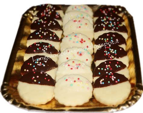 Questa golosa ricetta è dedicata a chi non tollera le uova o i latticini, oppure a chi segue una dieta vegana e vuole cimentarsi. L' ANGOLO DOLCISSIMO : BISCOTTI AL BURRO SENZA UOVA