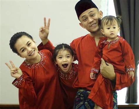 Akim dan stacy kini dilihat lebih bersikap terbuka dan mengaku yang mereka kini sedang bercinta. Ada kisah di sebalik baju raya Akim Ahmad - Hiburan | mStar