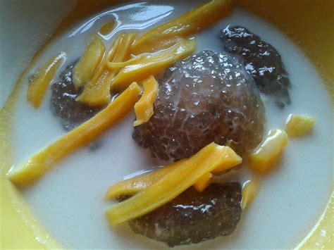 Kuih asam gumpal merupakan hidangan yang lemak manis yang dihasilkan dengan menggunakan sagu mata ikan dengan inti dimasak dalam kuah santan. Hasil dari dapur kecilku...: asam gumpal nangka yang best