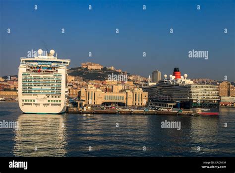 Neapel Kreuzfahrthafen Fotos Und Bildmaterial In Hoher Auflösung Alamy