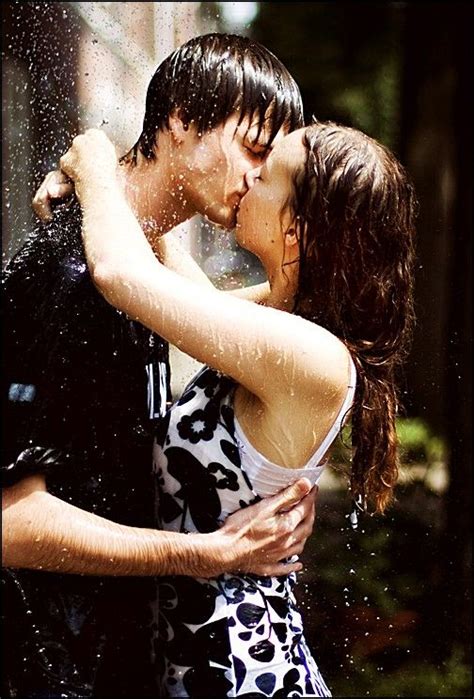 In The Rain I Want To Do A Shoot Like This Photography Kissing In