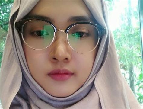 Aku perempuan biasa tapi apa salah jika aku menginginkan dia dia yang pada taatnya saja sudah cukup membuatku jatuh cinta kutipan muslim jatuh cinta cinta. Kenapa Perempuan Cantik Susah Dapat Jodoh?