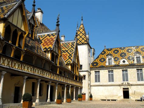 Hospices de Beaune © Geolina163 - licence [CC BY-SA 3.0] from Wikimedia ...