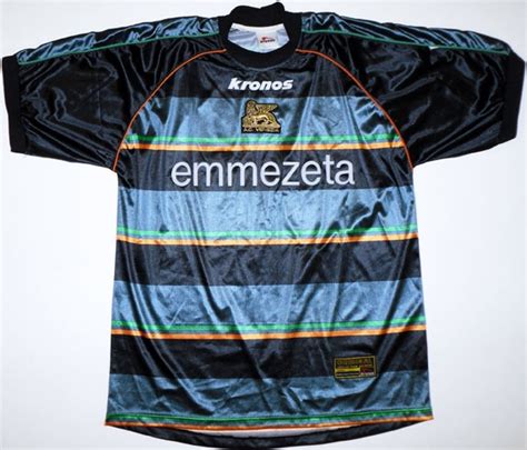 Made from highly elastic, breathable, textured and silky functional polyester with moisture wicking mantodry treatment. Venezia FC Home maglia di calcio 2000 - 2001. Aggiunta su 2011-01-07, 07:00
