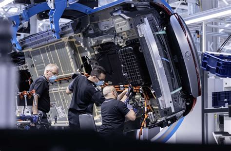 Stuttgarter Autobauer Daimler Werke Laufen Wieder An Wirtschaft