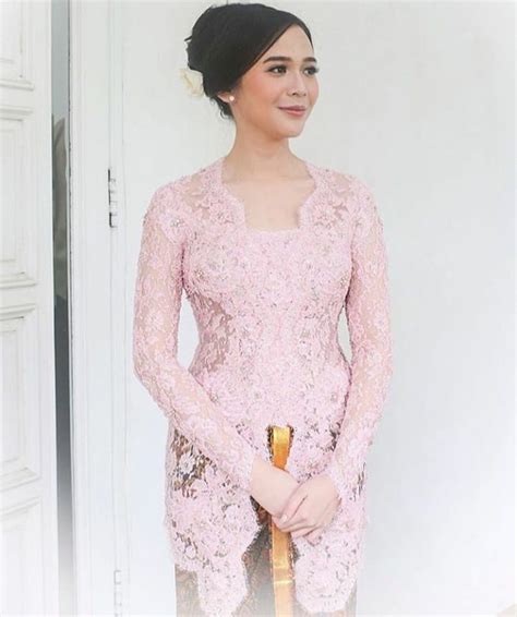 Rekomendasi kebaya modern untuk wanita berhijab yang anggun (foto: Cari Model Kebaya, Berikut Inspirasi Model Kekinian untuk ...