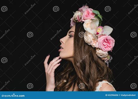 Profilo Della Donna Sensuale Con Capelli Ricci In Corona Del Fiore Fotografia Stock Immagine