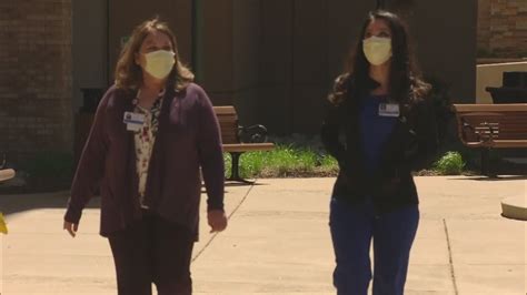 Mother Daughter Nurse Duo Thankful To Be On The Frontlines Of The Pandemic Youtube
