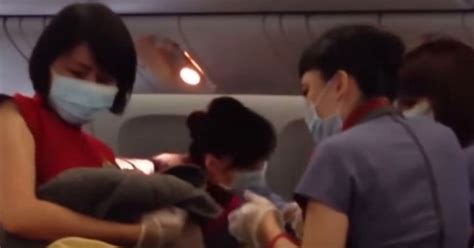 Woman Gives Birth Prematurely At 30000ft Flight Passengers Film Once