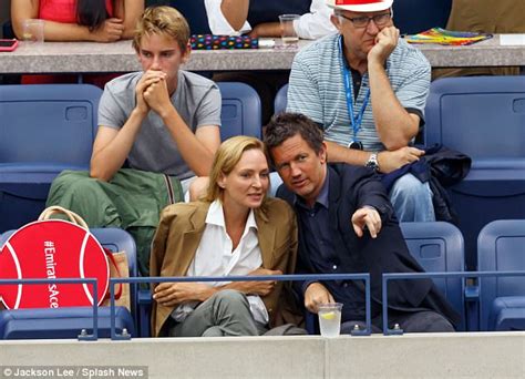 Uma Thurman Cosies Up To Mystery Man At Tennis In New York Daily Mail