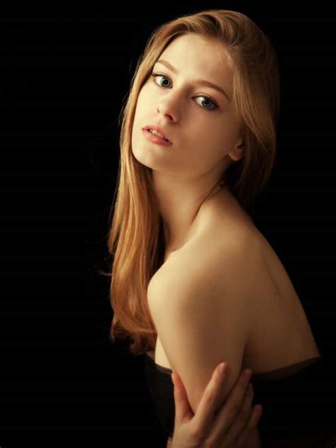 Model Elena Miledi Atr One
