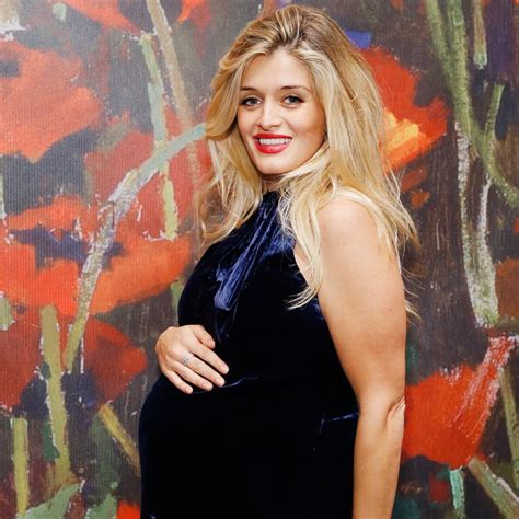 Pregnant Daphne Oz Goes Nude In An Empowered Mirror Selfie