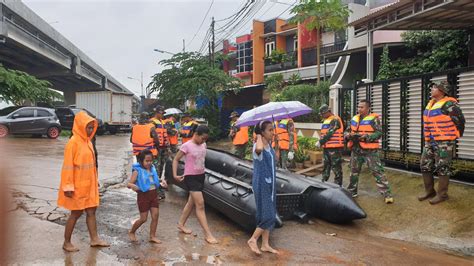 Banjir Kembali Rendam Tangerang Ketinggian Air Mencapai 1 5 Meter