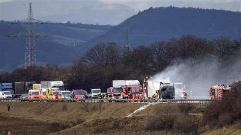 A Bei Erfurt Mit Lacken Beladener Lkw Brennt Fenster Und T Ren