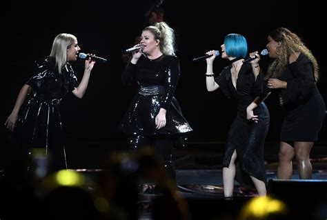 Review Kelly Clarkson Opens Meaning Of Life Tour In Oakland