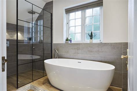 Spacious Wetroom With Bath In Thames Ditton