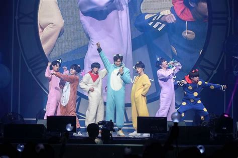 Bts Dressed As Their Bt21 Characters Foto Bts Bts Photo Jung Hoseok