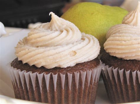 Ginger Pear Cupcakes With Cinnamon Cream Cheese Frosting