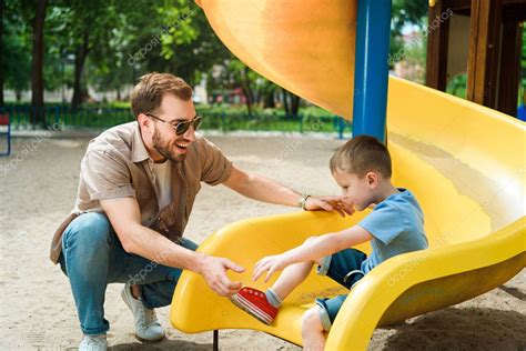 Feliz Padre E Hijo Se Divierten En El Parque Infantil En El Parque 2023
