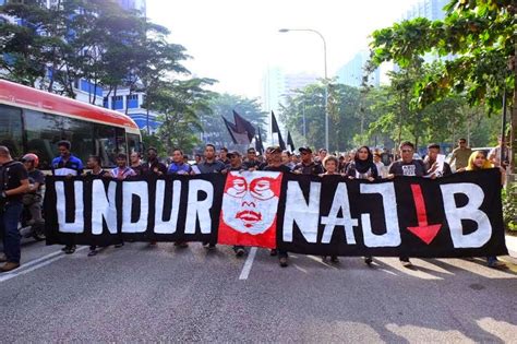The charges were brought under section 395/397 of the penal code, which carries a jail term of up to 20 years and whipping. Najib Razak telah lakukan kesalahan jenayah mengikut ...