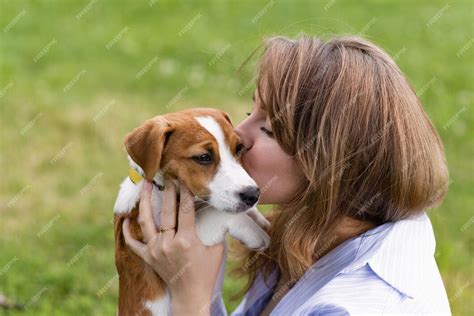 Jolie Fille Embrasse Et Embrasse Son Chien Jack Russell Terrier Dans Le Parc Sur Le Fond De L