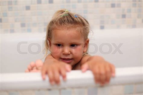 Kleine Mädchen Spielen In Der Badewanne Stock Bild Colourbox