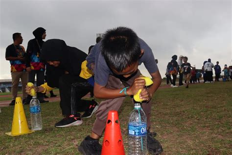 Pertandingan Sukan Kampung Isi Air Dalam Botol Yb Rina Hj Jainal