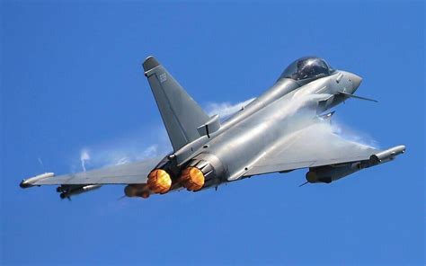 Le mur du son est un phénomène physique aérodynamique caractérisé par l'atteinte d'une vitesse au moins égale à celle de la vitesse du son dans l'air, soit 340 mètres par seconde, soit 1 224 km/h (dans l'air à 15 °c) ou mach 1, et provoquant une onde de choc sous forme de déflagration supersonique. Des avions de chasse interceptent un avion d'El Al en ...