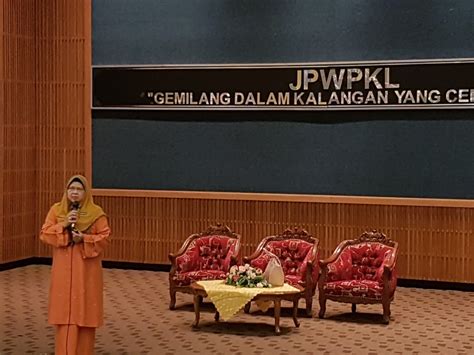 Sertzer & stone (1966:3) menemukakan bahwa guidance berasal kata guide yang mempunyai arti to direct, pilot. KAUNSELOR NURHAIZA CHE MAT : Eviden SKPMg2 untuk ...