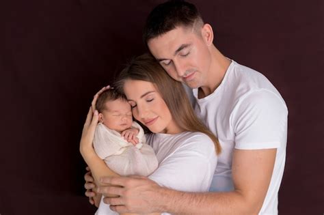 Joven Tierna Madre Feliz Abrazando A Su Bebé Recién Nacido Sonriendo