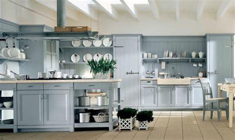 From traditional, french, country, old world, coastal, or farmhouse style kitchens, a blue and white color theme looks beautiful. Minacciolo Country Kitchens with Italian Style