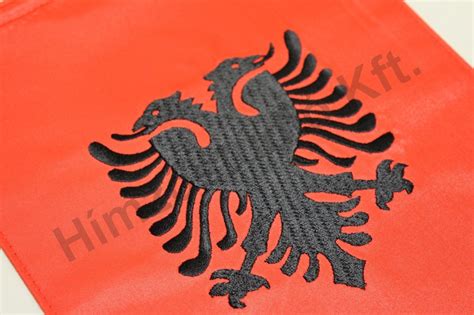 Ez a galéria európa országainak és európai tagállamokkal rendelkező nemzetközi szervezetek zászlóit mutatja be. Albánia hímzett asztali zászló - Zászlóbolt