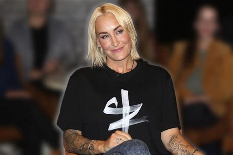 Der name der person beim beitrag ist ein muss sonst remov. Sarah Connor postet Familienfoto - Schwester Anna-Maria ...