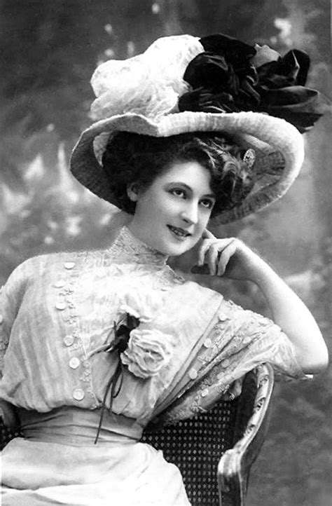 giant hats the favorite fashion style of women from the early years of the 20th century