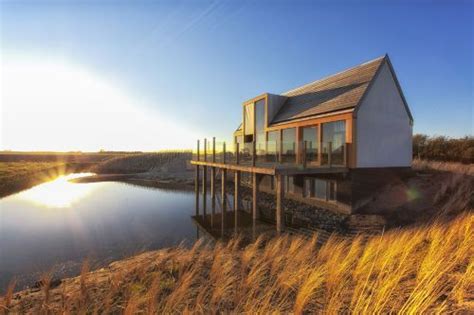 Buchen sie in einem ferienpark, der darüberhinaus noch viele freizeitaktivitäten bietet, wie zum beispiel einen spielplatz, sportplätze oder animationsprogramme. Ferienhaus Waddenlodge | Ferienhaus am strand, Ferienhaus ...