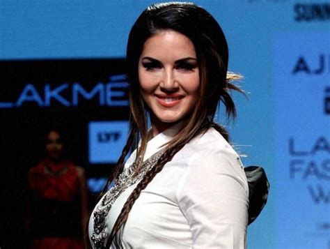 Sunny Leone I Was A Bundle Of Nerves In Front Of Shah Rukh Khan Bollywood Hindustan Times
