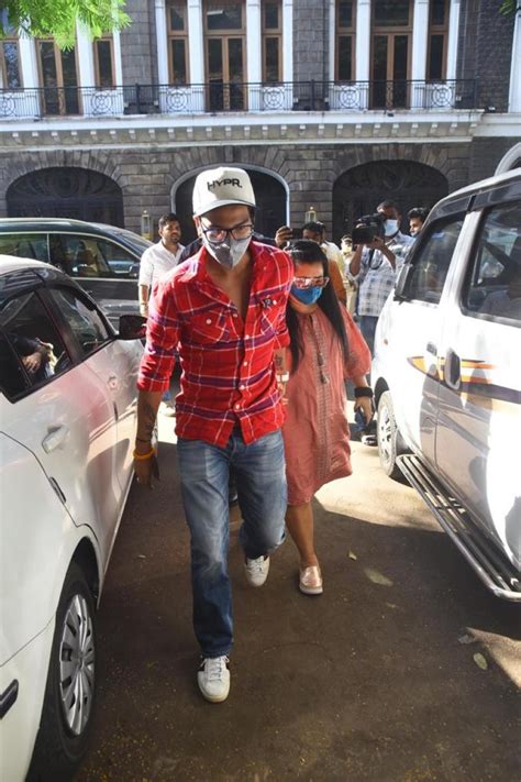 Bharti Singh With Husband Harsh Limbachiya At Ncb Office For Probe In Drug Case Photos