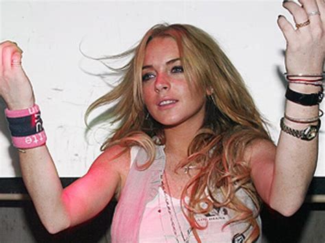 Lindsay Lohan Turns Herself In To Police For Dui