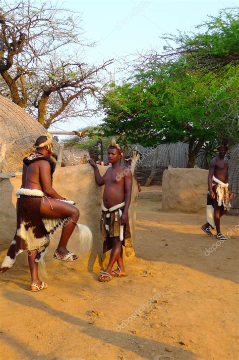 guerreros zulúes en shakaland pueblo zulú sudáfrica — foto editorial de stock © zhukovsky 25887385