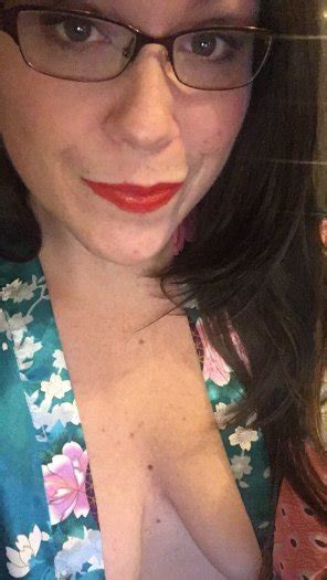 Red Lipstick And Tits Is Always A Good Time 32f Porn Pic Eporner