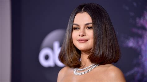 Selena Gomez Has Blonde Hair — Details Photos Allure