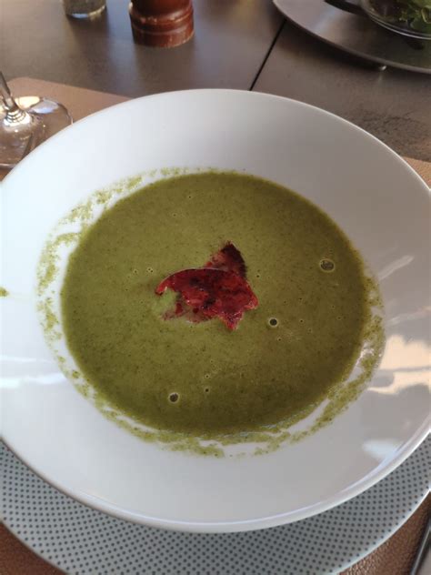 Velouté de fanes de radis et chorizo croustillant